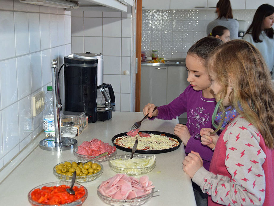 Gemeinde dankt den Sternsingern mit einem Pizzabacken 